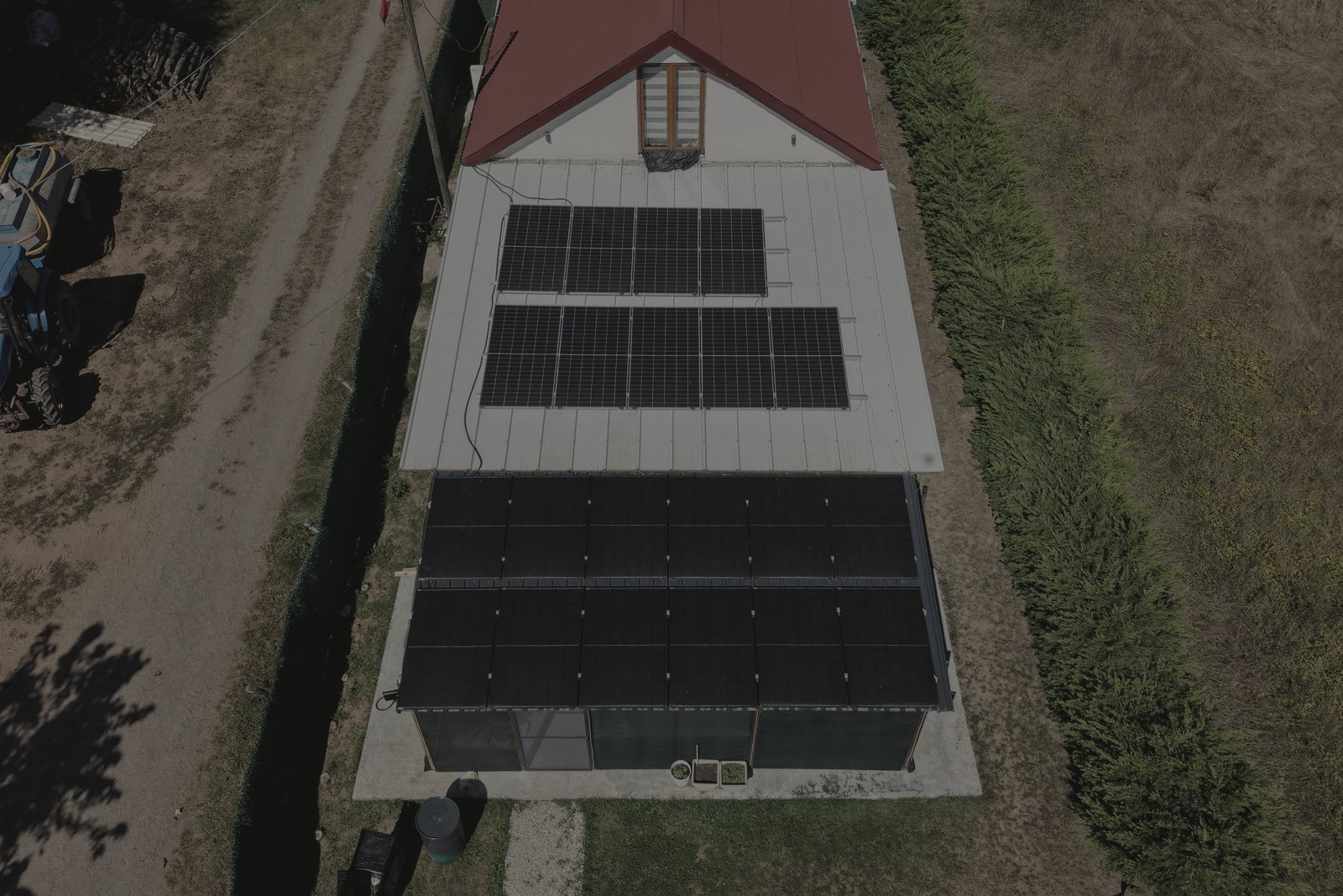 Üstten çekim: çatıdaki dokuz panel ve altındaki on iki panel dizisi